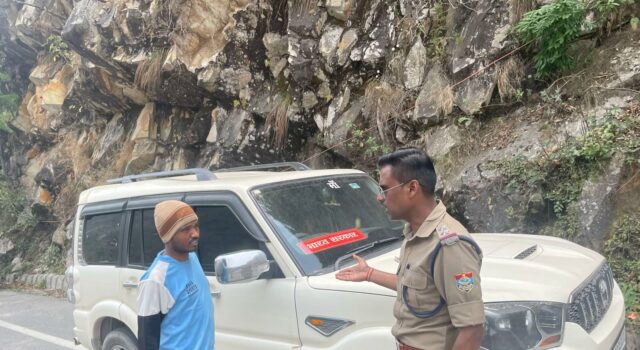 चारधाम यात्रा: यातायात पुलिस ने तेज किया चैकिंग अभियान, काली फिल्म और अवैध बोर्ड लगी स्कॉर्पियो पर हुई कार्रवाई