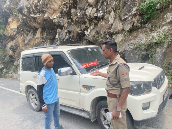 चारधाम यात्रा: यातायात पुलिस ने तेज किया चैकिंग अभियान, काली फिल्म और अवैध बोर्ड लगी स्कॉर्पियो पर हुई कार्रवाई