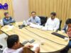 डॉक्टर की अनुपस्थिति पर डीएम ने की कार्यवाही,एक दिन का वेतन काटने व सर्विस ब्रेक के दिये निर्देश