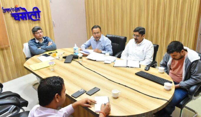 डॉक्टर की अनुपस्थिति पर डीएम ने की कार्यवाही,एक दिन का वेतन काटने व सर्विस ब्रेक के दिये निर्देश