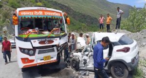 बदरीनाथ हाईवे पर एक और बड़ा हादसा, बस और कार की जबरदस्त टक्कर,3 लोग हुए घायल