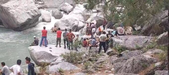 दुःखद: नहाने गया युवक पानी मैं डूबा, खोजबीन जारी