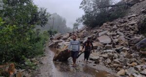 नन्दप्रयाग- नन्दानगर सड़क पर आया मलबा , सेकड़ो गांवों का टूटा सम्पर्क