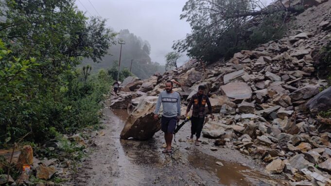 नन्दप्रयाग- नन्दानगर सड़क पर आया मलबा , सेकड़ो गांवों का टूटा सम्पर्क