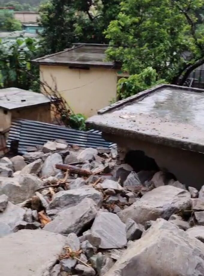 आसमानी आफत ने बरपाया कहर, कई मवेशी मलबे में दबे