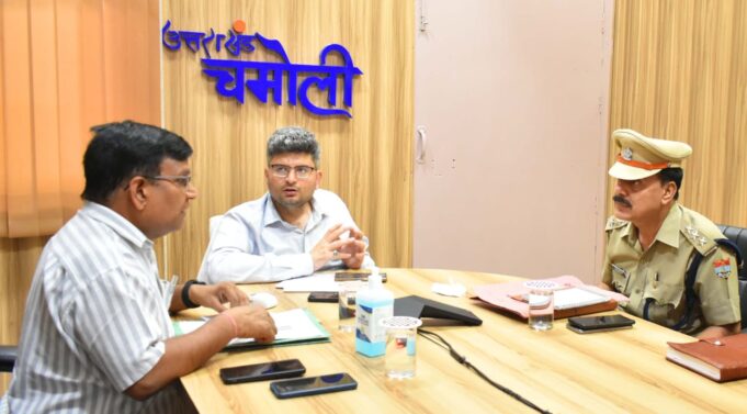 जिलाधिकारी संदीप तिवारी ने गरीब कैदियों के लिए चलायी जा रही योजना की समीक्षा की