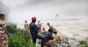 एनडीआरएफ और आईटीबीपी ने नदी के बीच फंसी गाय को किया सकुशल रेस्क्यू