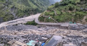 भारत चीन सीमा से लगे संड़क मार्ग तमक नाले में बंद देर रात भारी बारिस के चलते बह गया पुल नीती घाटी के गांवो के सामने मुसीबत