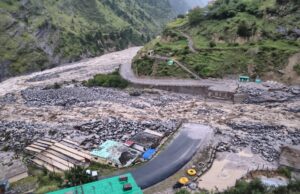 भारत चीन सीमा से लगे संड़क मार्ग तमक नाले में बंद देर रात भारी बारिस के चलते बह गया पुल नीती घाटी के गांवो के सामने मुसीबत