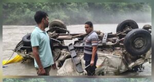 यमुना नदी में समाई पिकअप, 300 मीटर गहरी खाई में गिरा वाहन, एक युवक की हालत गंभीर