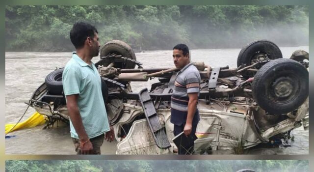 यमुना नदी में समाई पिकअप, 300 मीटर गहरी खाई में गिरा वाहन, एक युवक की हालत गंभीर