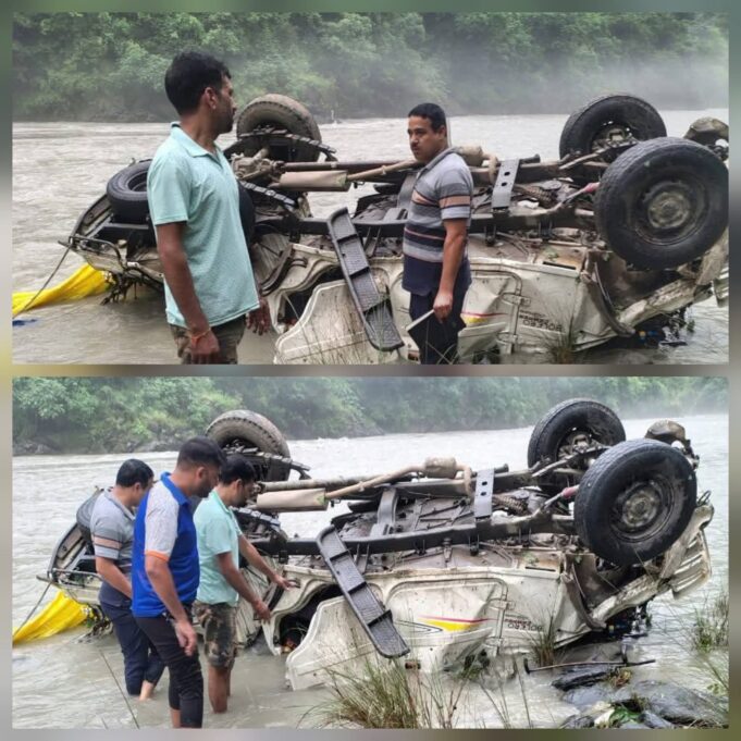 यमुना नदी में समाई पिकअप, 300 मीटर गहरी खाई में गिरा वाहन, एक युवक की हालत गंभीर