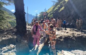 धराली में आपदा प्रभावितों का रेस्कयु जारी, मुख्यमंत्री आपदा प्रभावितों के बीच maujud