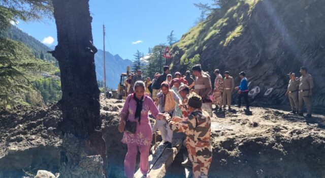 धराली में आपदा प्रभावितों का रेस्कयु जारी, मुख्यमंत्री आपदा प्रभावितों के बीच maujud