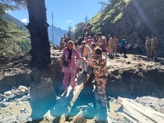 धराली में आपदा प्रभावितों का रेस्कयु जारी, मुख्यमंत्री आपदा प्रभावितों के बीच maujud