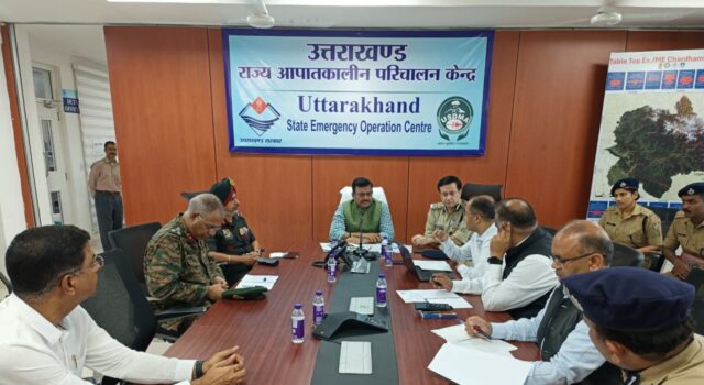 मुख्य सचिव आनंद बर्द्धन ने धराली में संचालित राहत और बचाव कार्यों की समीक्षा बैठक ली