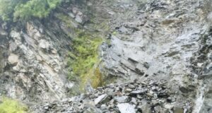 बद्रीनाथ राष्ट्रीय राजमार्ग पर बाजपुर के पास आया मलबा, मार्ग अवरुद्ध