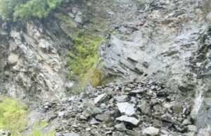 बद्रीनाथ राष्ट्रीय राजमार्ग पर बाजपुर के पास आया मलबा, मार्ग अवरुद्ध