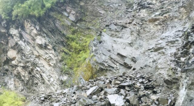 बद्रीनाथ राष्ट्रीय राजमार्ग पर बाजपुर के पास आया मलबा, मार्ग अवरुद्ध