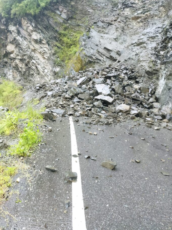 बद्रीनाथ राष्ट्रीय राजमार्ग पर बाजपुर के पास आया मलबा, मार्ग अवरुद्ध