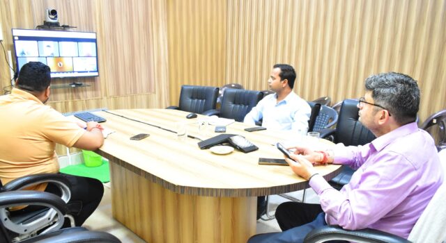 जिलाधिकारी की सकारात्मक वार्ता,कहा जनभावनाओं का होगा सम्मान