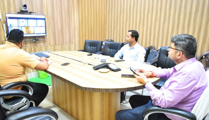 जिलाधिकारी की सकारात्मक वार्ता,कहा जनभावनाओं का होगा सम्मान