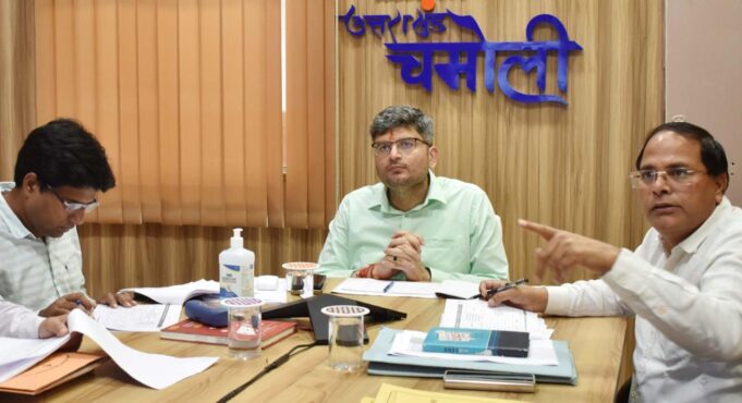 जिलाधिकारी ने की जल जीवन मिशन के कार्यों की समीक्षा