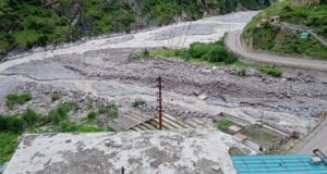 यहाँ बादल फटा कई घर खतरे में