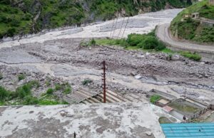 यहाँ बादल फटा कई घर खतरे में