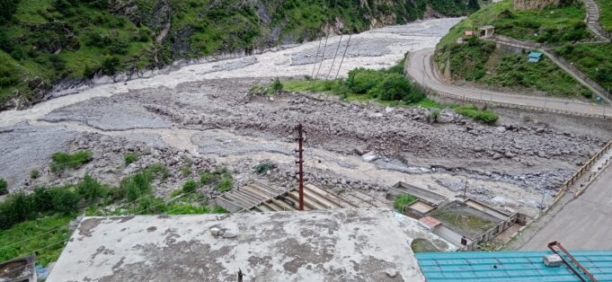 यहाँ बादल फटा कई घर खतरे में