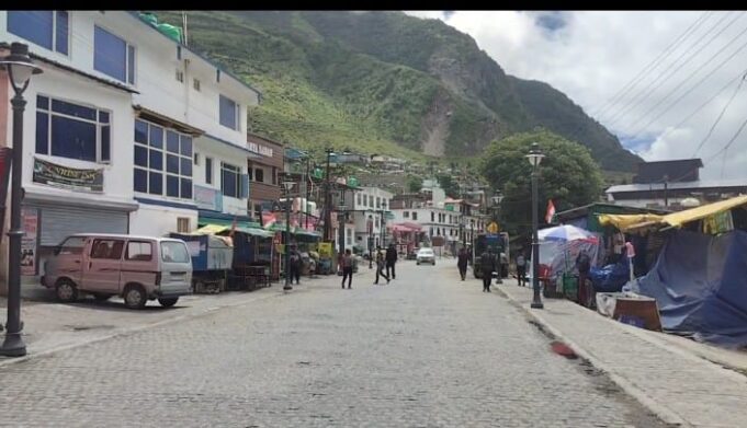 बद्रीनाथ धाम में 15दिनों से चल रहा आंदोलन, आज रहा बाजार बंद