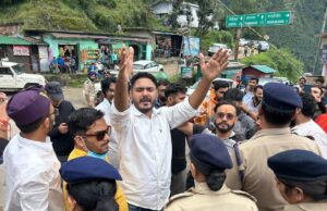 उत्तराखंड बेरोजगार संघ का दिवालीखाल बैरियर पर धरना प्रदर्शन,भ्रष्ट अधिकारियों की बर्खास्तगी की मांग।