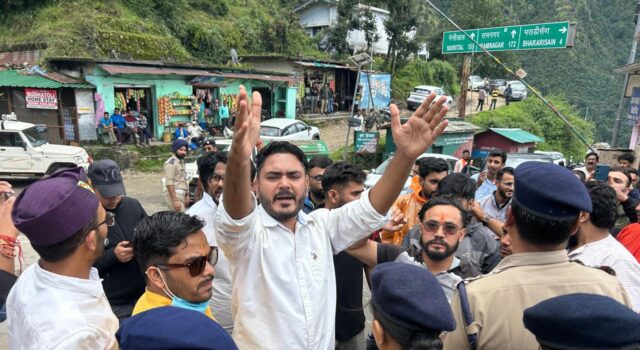 उत्तराखंड बेरोजगार संघ का दिवालीखाल बैरियर पर धरना प्रदर्शन,भ्रष्ट अधिकारियों की बर्खास्तगी की मांग।