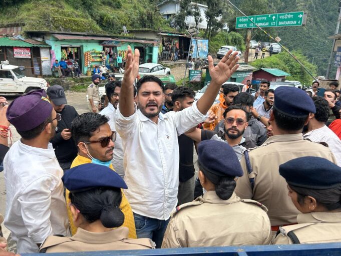 उत्तराखंड बेरोजगार संघ का दिवालीखाल बैरियर पर धरना प्रदर्शन,भ्रष्ट अधिकारियों की बर्खास्तगी की मांग।