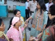 डीएम एसपी पहुँचे मृतक जितेंद्र के घर, परिजनों से क़ी मुलाक़ात, मुख्यमंत्री ने न्याय दिलाने का दिया आश्वासन