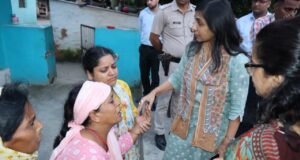 डीएम एसपी पहुँचे मृतक जितेंद्र के घर, परिजनों से क़ी मुलाक़ात, मुख्यमंत्री ने न्याय दिलाने का दिया आश्वासन