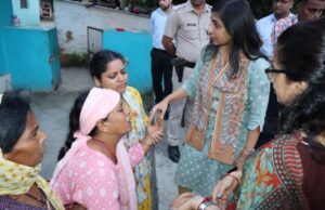 डीएम एसपी पहुँचे मृतक जितेंद्र के घर, परिजनों से क़ी मुलाक़ात, मुख्यमंत्री ने न्याय दिलाने का दिया आश्वासन