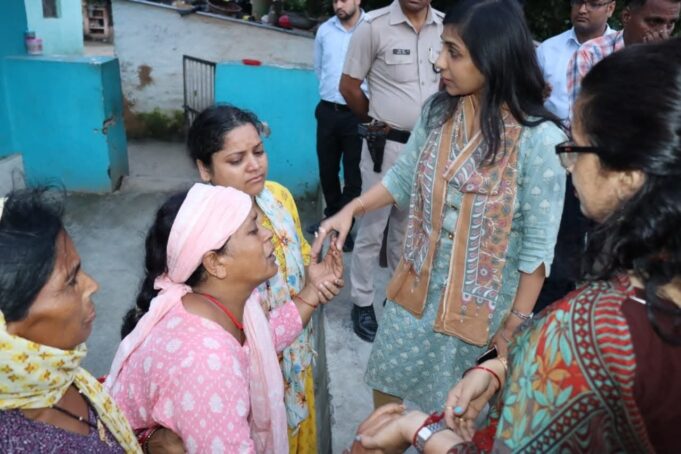 डीएम एसपी पहुँचे मृतक जितेंद्र के घर, परिजनों से क़ी मुलाक़ात, मुख्यमंत्री ने न्याय दिलाने का दिया आश्वासन