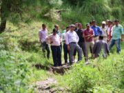 चमोली के थराली में आपदा राहत कार्यों का आज जिलाधिकारी संदीप तिवारी व पुलिस अधीक्षक सर्वेश पंवार ने स्थलीय निरीक्षण किया। इस दौरान उन्होंने राडीबगड़, कोटडीप और हॉस्पिटल मोहल्ले का जायजा लिया। यहां उन्होंने पहाड़ी पर अटके बड़ी चट्टानों के निस्तारण के लिए सिंचाई विभाग, भूगर्भ विभाग, पीएमजीएसवाई और लोक निर्माण विभाग के अधिकारियों को संयुक्त निरीक्षण कर वास्तविक स्थिति का आंकलन कर कार्रवाई करने के निर्देश दिए।