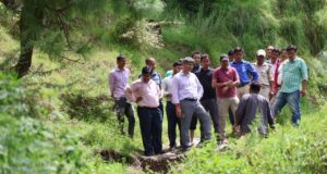 चमोली के थराली में आपदा राहत कार्यों का आज जिलाधिकारी संदीप तिवारी व पुलिस अधीक्षक सर्वेश पंवार ने स्थलीय निरीक्षण किया। इस दौरान उन्होंने राडीबगड़, कोटडीप और हॉस्पिटल मोहल्ले का जायजा लिया। यहां उन्होंने पहाड़ी पर अटके बड़ी चट्टानों के निस्तारण के लिए सिंचाई विभाग, भूगर्भ विभाग, पीएमजीएसवाई और लोक निर्माण विभाग के अधिकारियों को संयुक्त निरीक्षण कर वास्तविक स्थिति का आंकलन कर कार्रवाई करने के निर्देश दिए।