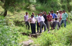 चमोली के थराली में आपदा राहत कार्यों का आज जिलाधिकारी संदीप तिवारी व पुलिस अधीक्षक सर्वेश पंवार ने स्थलीय निरीक्षण किया। इस दौरान उन्होंने राडीबगड़, कोटडीप और हॉस्पिटल मोहल्ले का जायजा लिया। यहां उन्होंने पहाड़ी पर अटके बड़ी चट्टानों के निस्तारण के लिए सिंचाई विभाग, भूगर्भ विभाग, पीएमजीएसवाई और लोक निर्माण विभाग के अधिकारियों को संयुक्त निरीक्षण कर वास्तविक स्थिति का आंकलन कर कार्रवाई करने के निर्देश दिए।