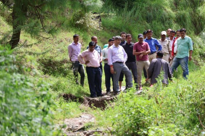 चमोली के थराली में आपदा राहत कार्यों का आज जिलाधिकारी संदीप तिवारी व पुलिस अधीक्षक सर्वेश पंवार ने स्थलीय निरीक्षण किया। इस दौरान उन्होंने राडीबगड़, कोटडीप और हॉस्पिटल मोहल्ले का जायजा लिया। यहां उन्होंने पहाड़ी पर अटके बड़ी चट्टानों के निस्तारण के लिए सिंचाई विभाग, भूगर्भ विभाग, पीएमजीएसवाई और लोक निर्माण विभाग के अधिकारियों को संयुक्त निरीक्षण कर वास्तविक स्थिति का आंकलन कर कार्रवाई करने के निर्देश दिए।