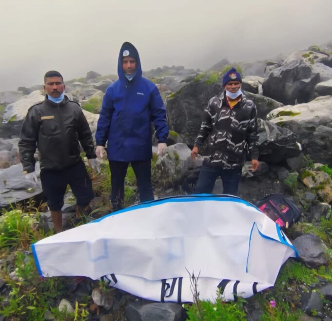 केदारनाथ धाम मन्दिर के पीछे चौराबाड़ी ग्लेशियर क्षेत्रान्तर्गत मिला नर कंकाल,कंकाल के पास मिली आईडी फिर हुई युवक की पहचान।
