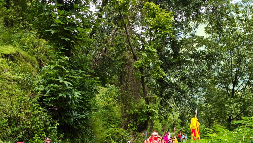 बंड पट्टी के लोगों नें लोकगीतों के जरिए नंदा को विदा किया..