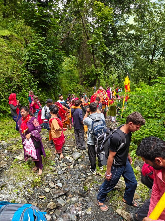 बंड पट्टी के लोगों नें लोकगीतों के जरिए नंदा को विदा किया..