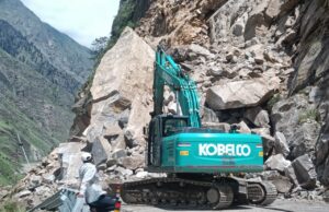 जोशीमठ मलारी सड़क पर आया मलबा, शुक्रवार तक खुलने क़ी उम्मीद