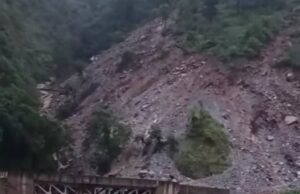 बारिश का कहर, पति पत्नी लापता 15 मवेशी मलबे मे दबे