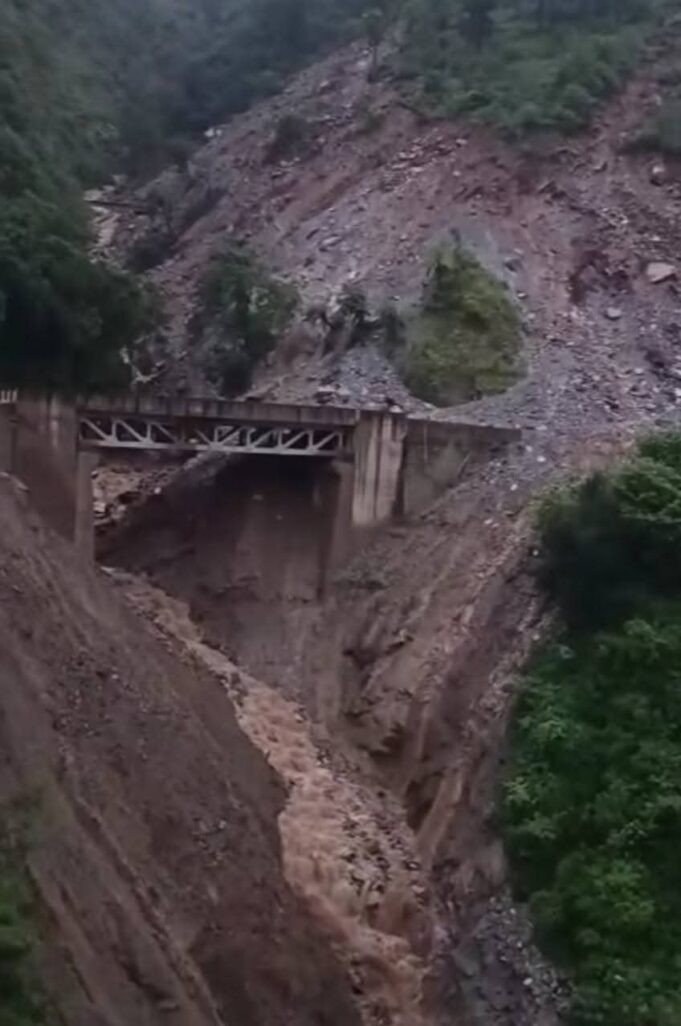 बारिश का कहर, पति पत्नी लापता 15 मवेशी मलबे मे दबे