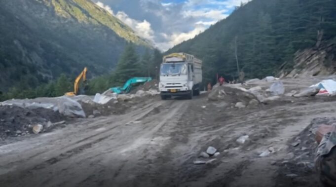 धराली आपदा के 25 दिन बाद खुला गंगोत्री हाईवे, हर्षिल में झील और मलबे की चपेट आ गया था मार्ग।