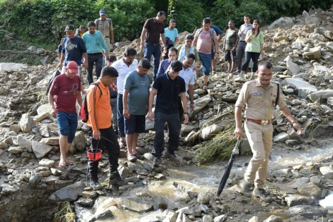 जिलाधिकारी, पुलिस अधीक्षक आपदा प्रभावित क्षेत्र तालजामण का स्थलीय निरीक्षण – राहत एवं पुनर्वास कार्य तेज